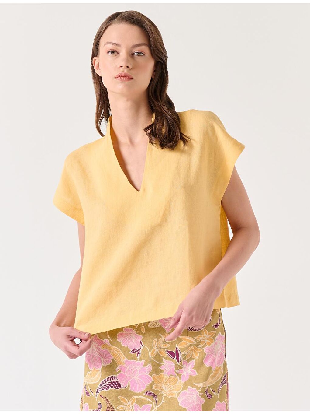 Sarı Bol Kesim V Yaka Kolsuz Dokuma Keten Bluz