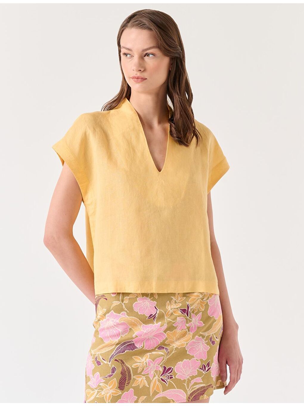 Sarı Bol Kesim V Yaka Kolsuz Dokuma Keten Bluz-1