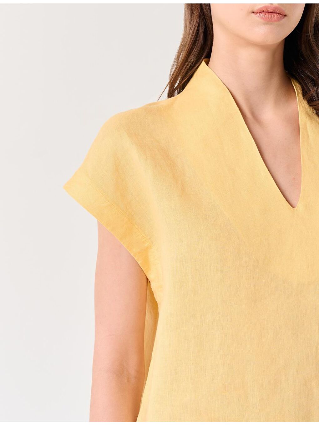 Sarı Bol Kesim V Yaka Kolsuz Dokuma Keten Bluz-3