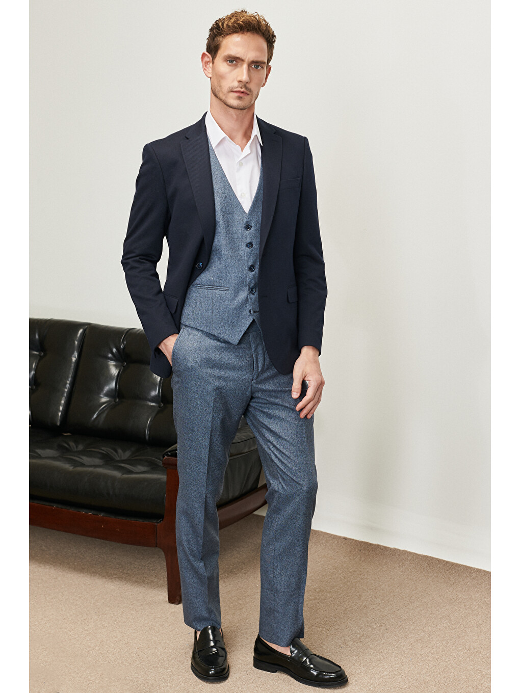 Erkek Koyu Lacivert Slim Fit Dar Kesim Mono Yaka Ekose Desenli Yelekli Takım Elbise-1