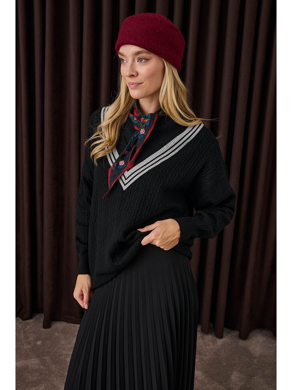 V Yaka Dokulu Triko Siyah-4