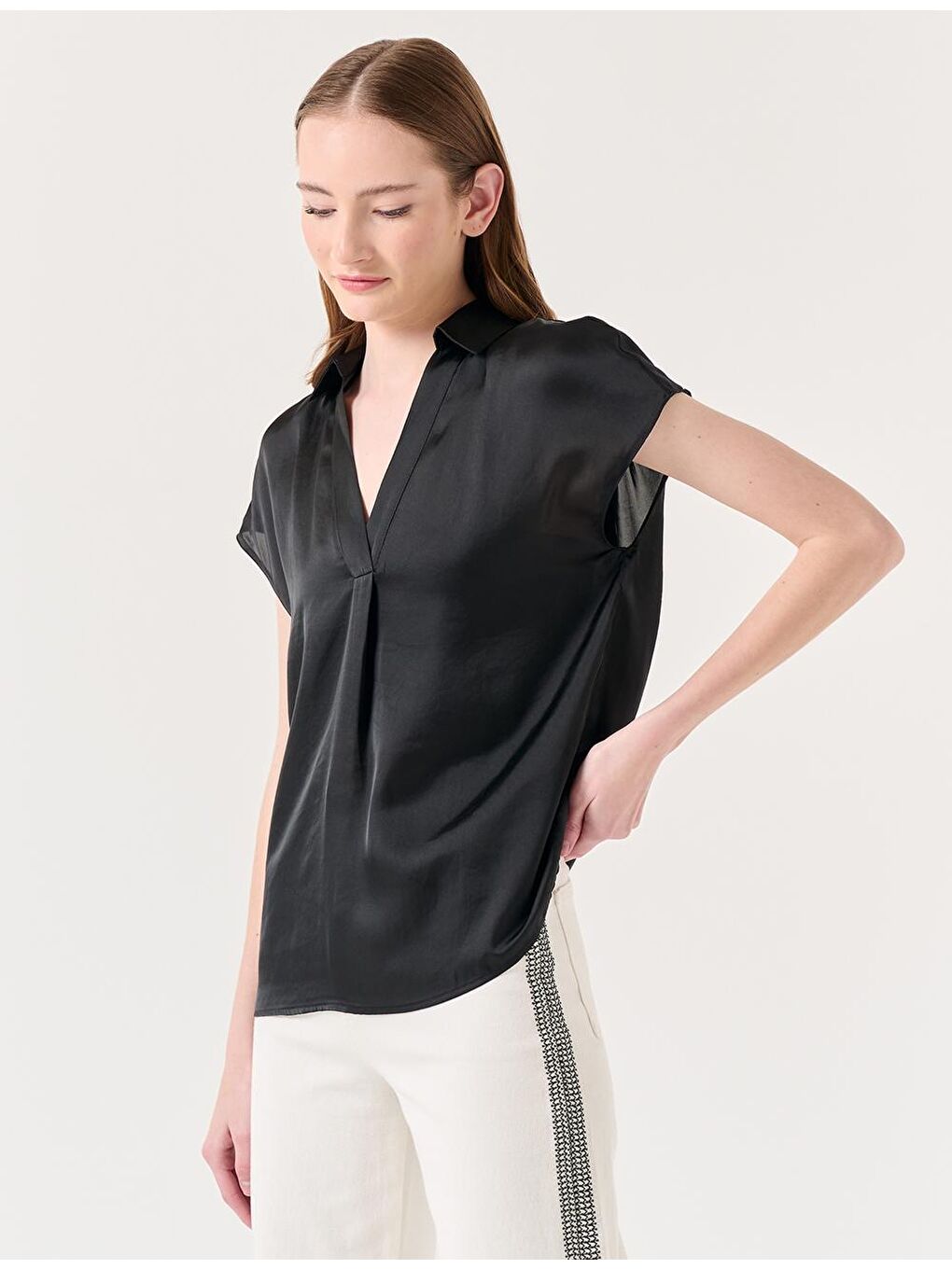 Siyah V Yaka Kolsuz Saten Bluz-1