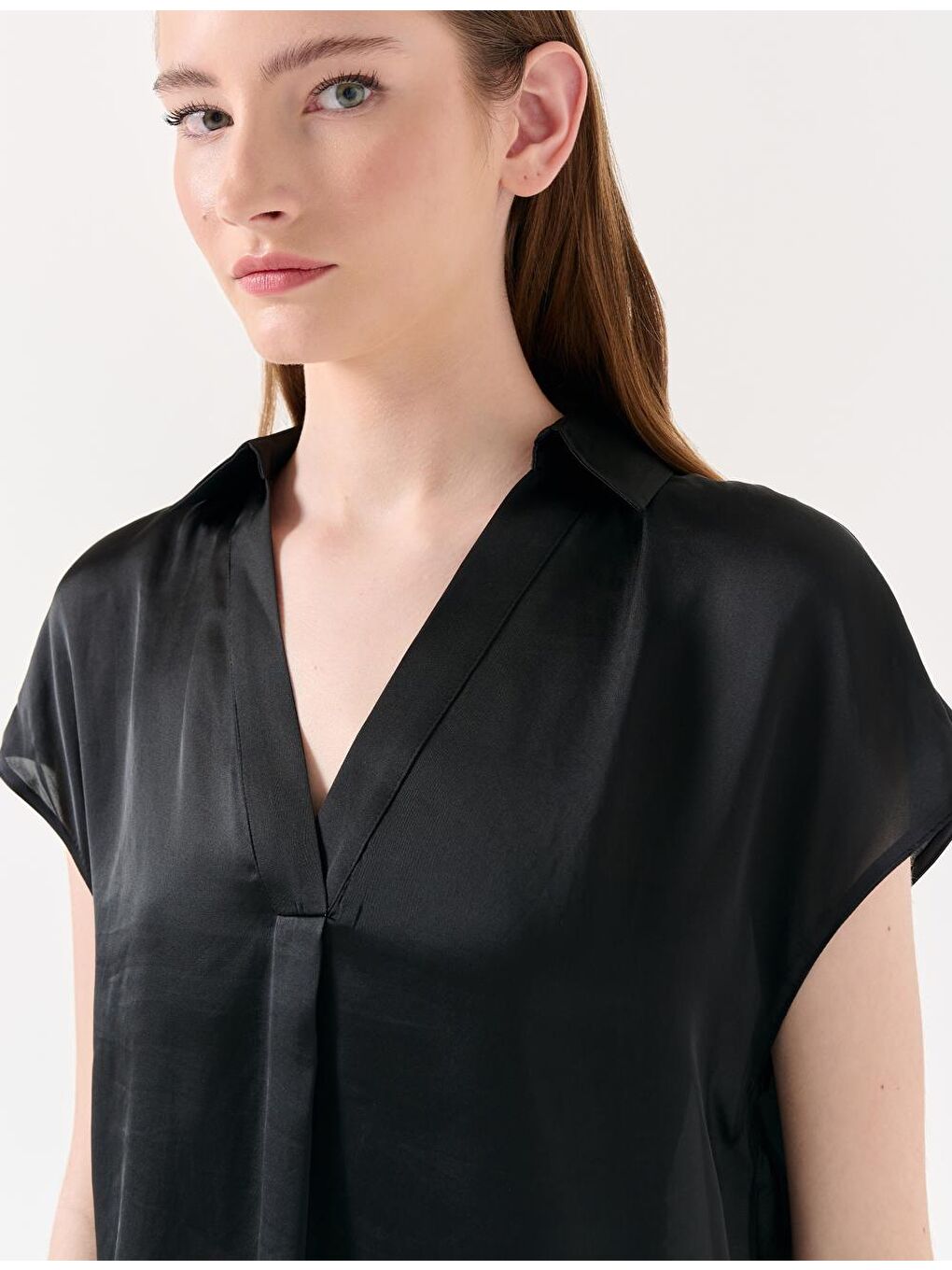Siyah V Yaka Kolsuz Saten Bluz-3