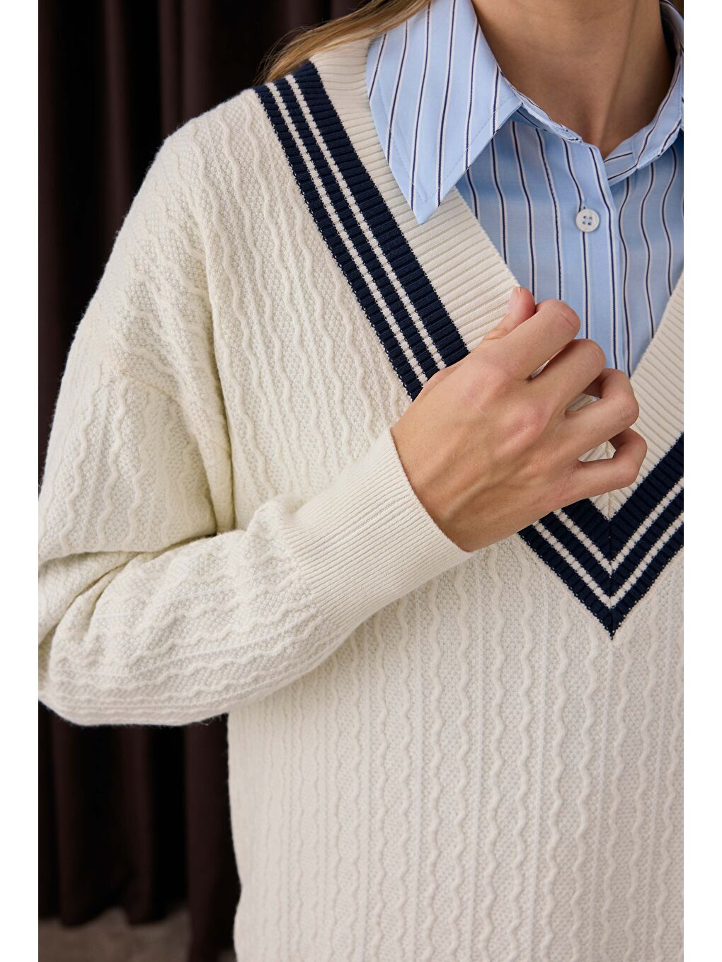 V Yaka Dokulu Triko Ekru-3