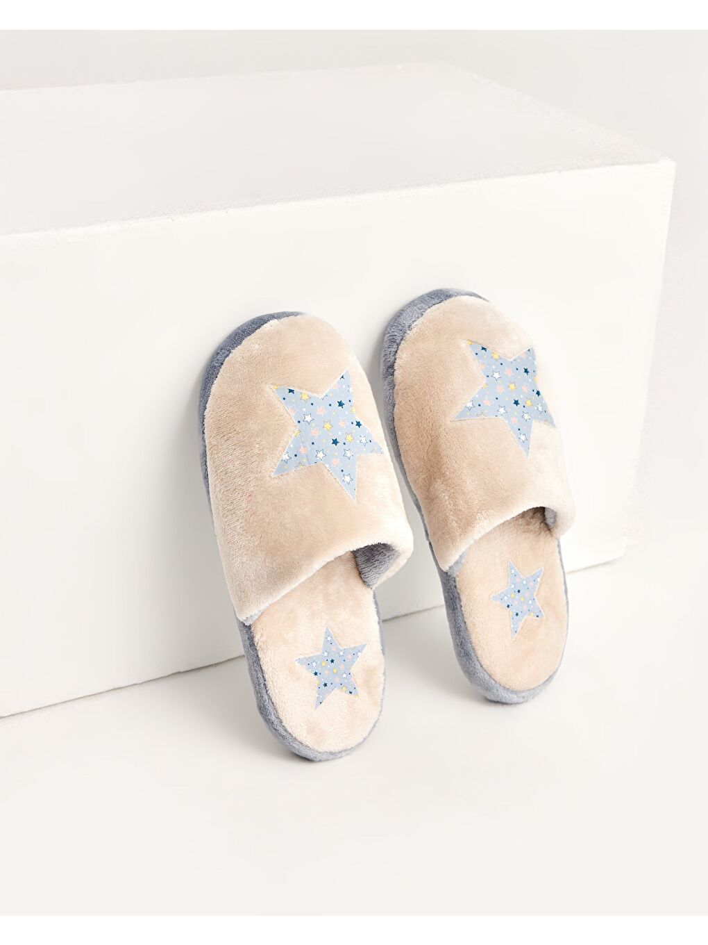 Gri Kadın Yıldız Baskılı Ev Terliği - DOVY-2