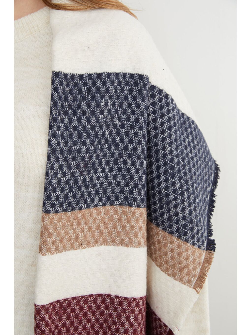 Bej Renk Bloklu Petek Desenli Şal-3