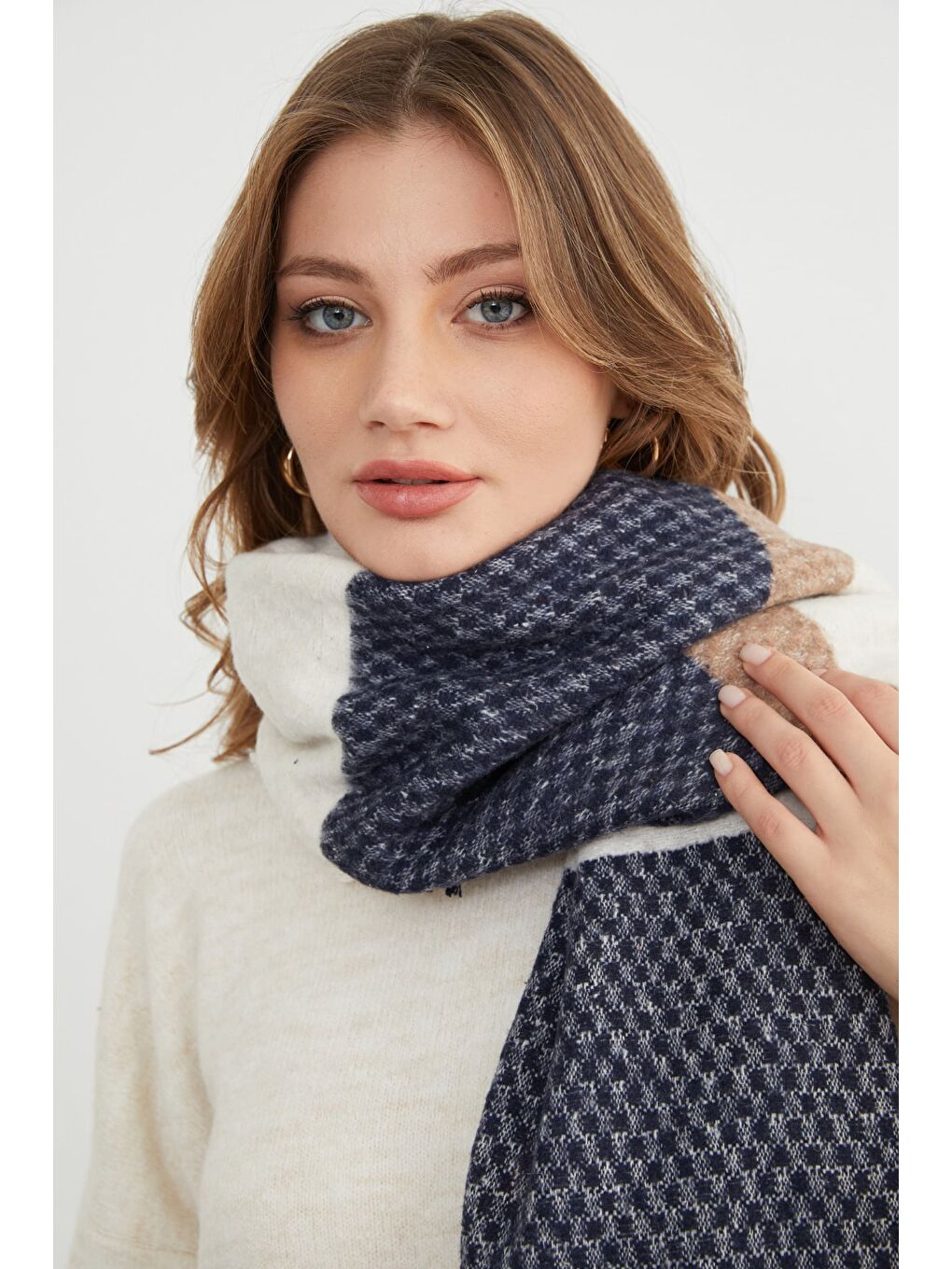 Bej Renk Bloklu Petek Desenli Şal-4