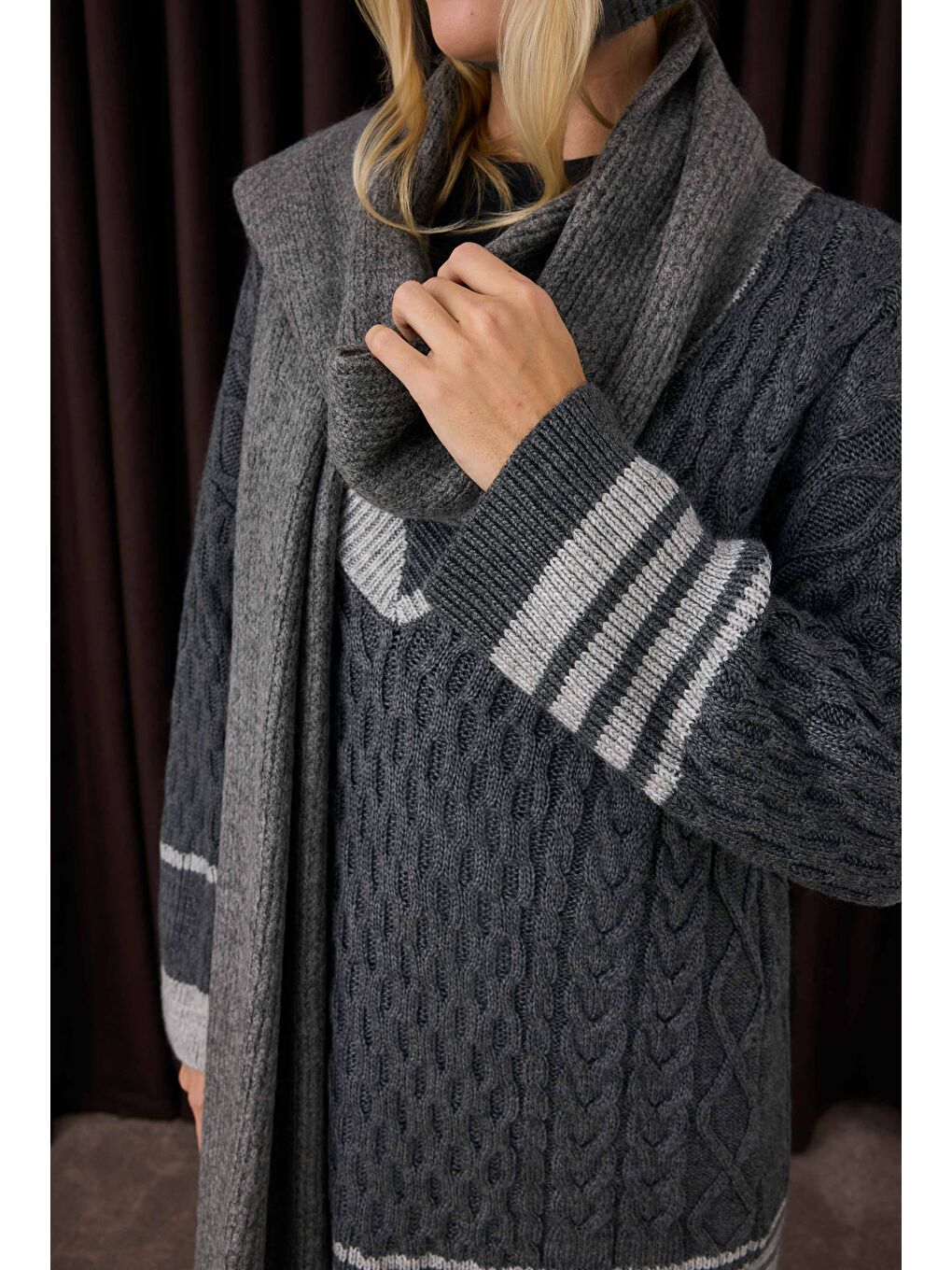 Şerit Detaylı Dokulu Kazak Koyu Gri-4