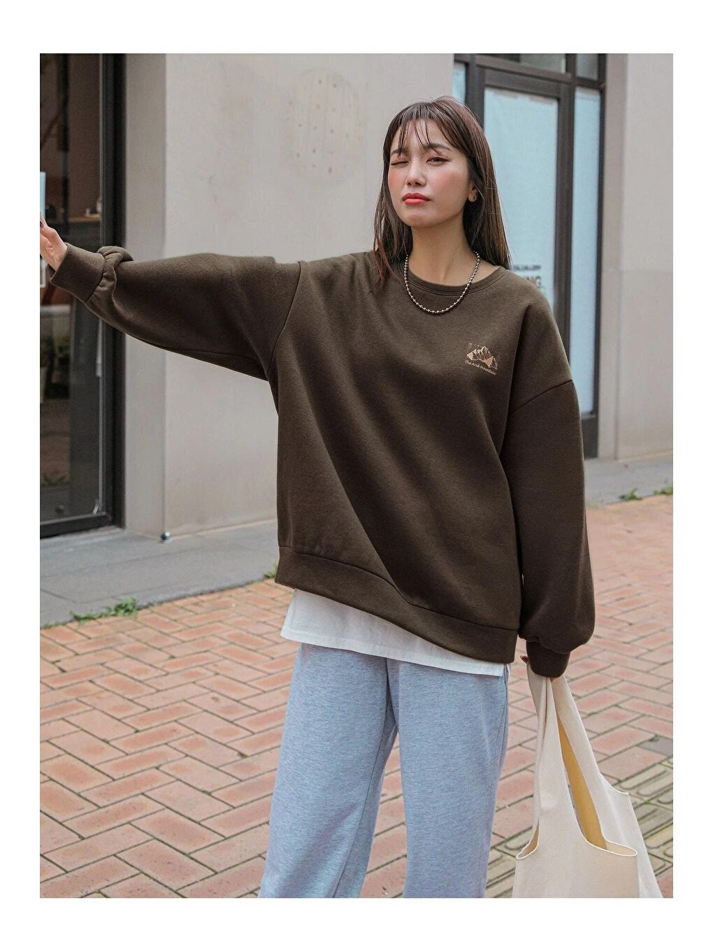 Trendseninle Kahverengi Kadın KAHVERENGİ Arid Mountain Baskılı Oversize Sweatshirt - 1