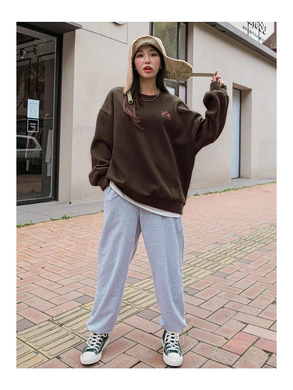 Trendseninle Kahverengi Kadın KAHVERENGİ Arid Mountain Baskılı Oversize Sweatshirt - 4