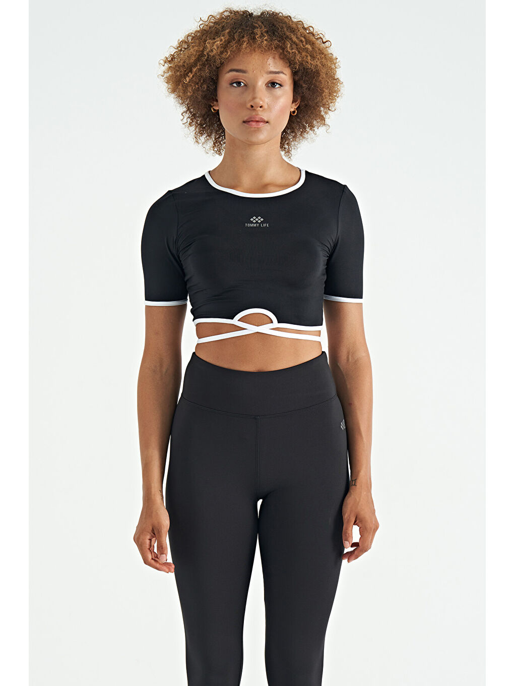 Siyah Bel Bağlama Detaylı O Yaka Standart Kalıp Dalgıç Kumaş Kadın Crop Tişört - 97266-1