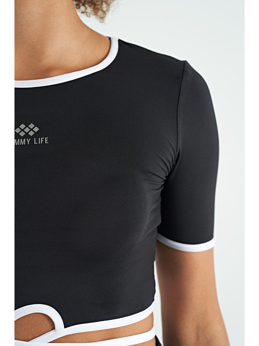 Siyah Bel Bağlama Detaylı O Yaka Standart Kalıp Dalgıç Kumaş Kadın Crop Tişört - 97266-2