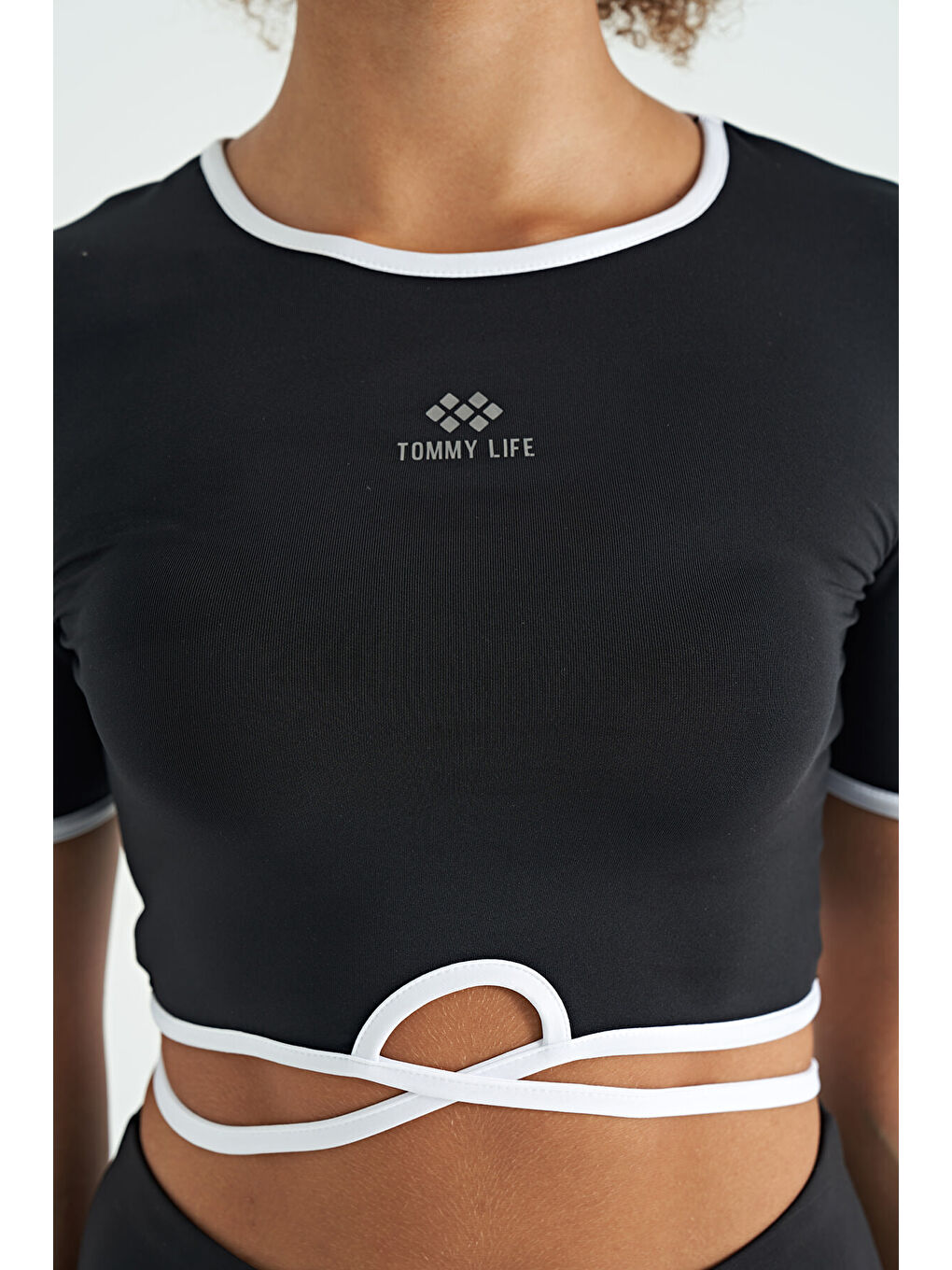 Siyah Bel Bağlama Detaylı O Yaka Standart Kalıp Dalgıç Kumaş Kadın Crop Tişört - 97266-3