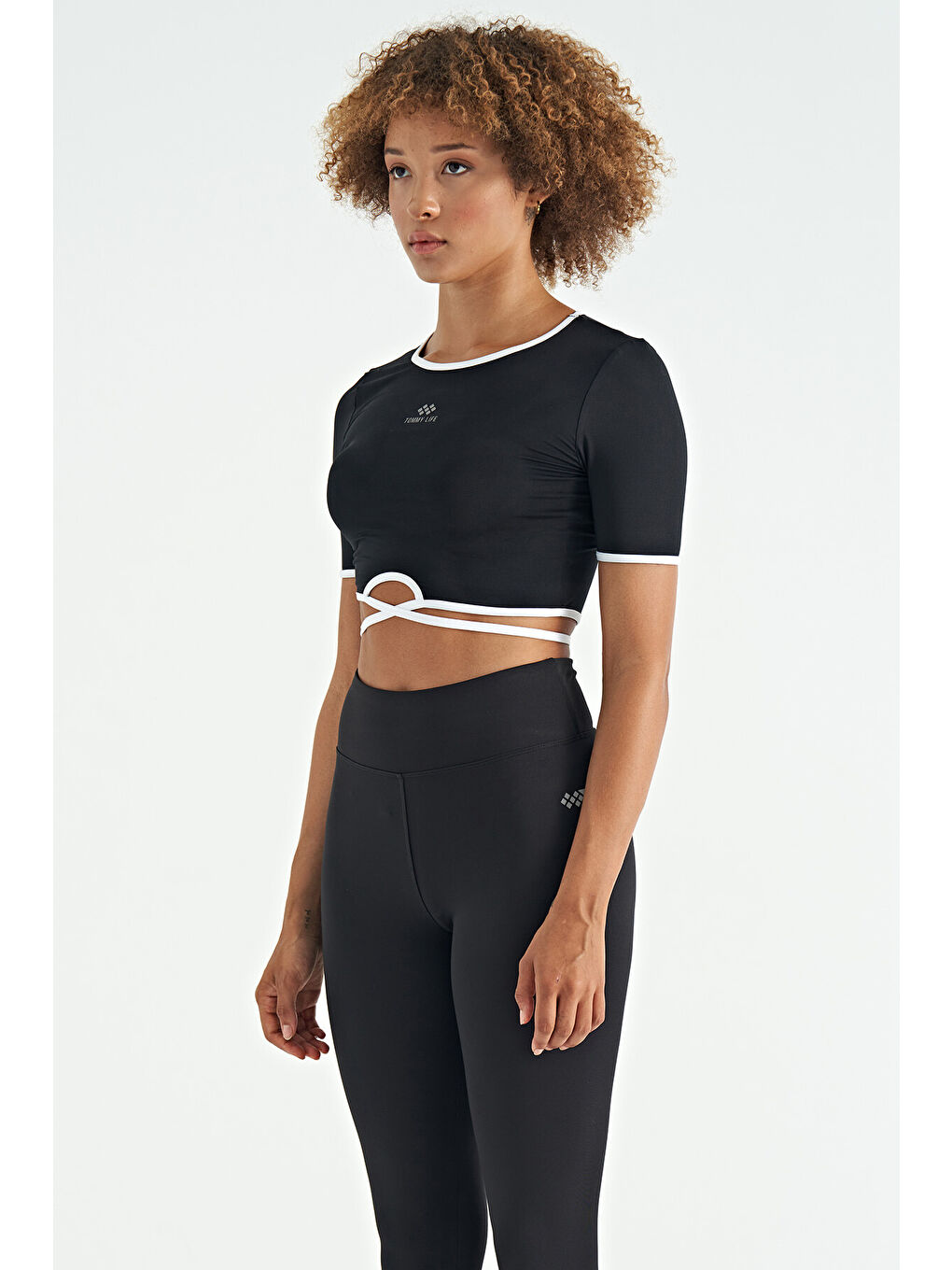 Siyah Bel Bağlama Detaylı O Yaka Standart Kalıp Dalgıç Kumaş Kadın Crop Tişört - 97266-4