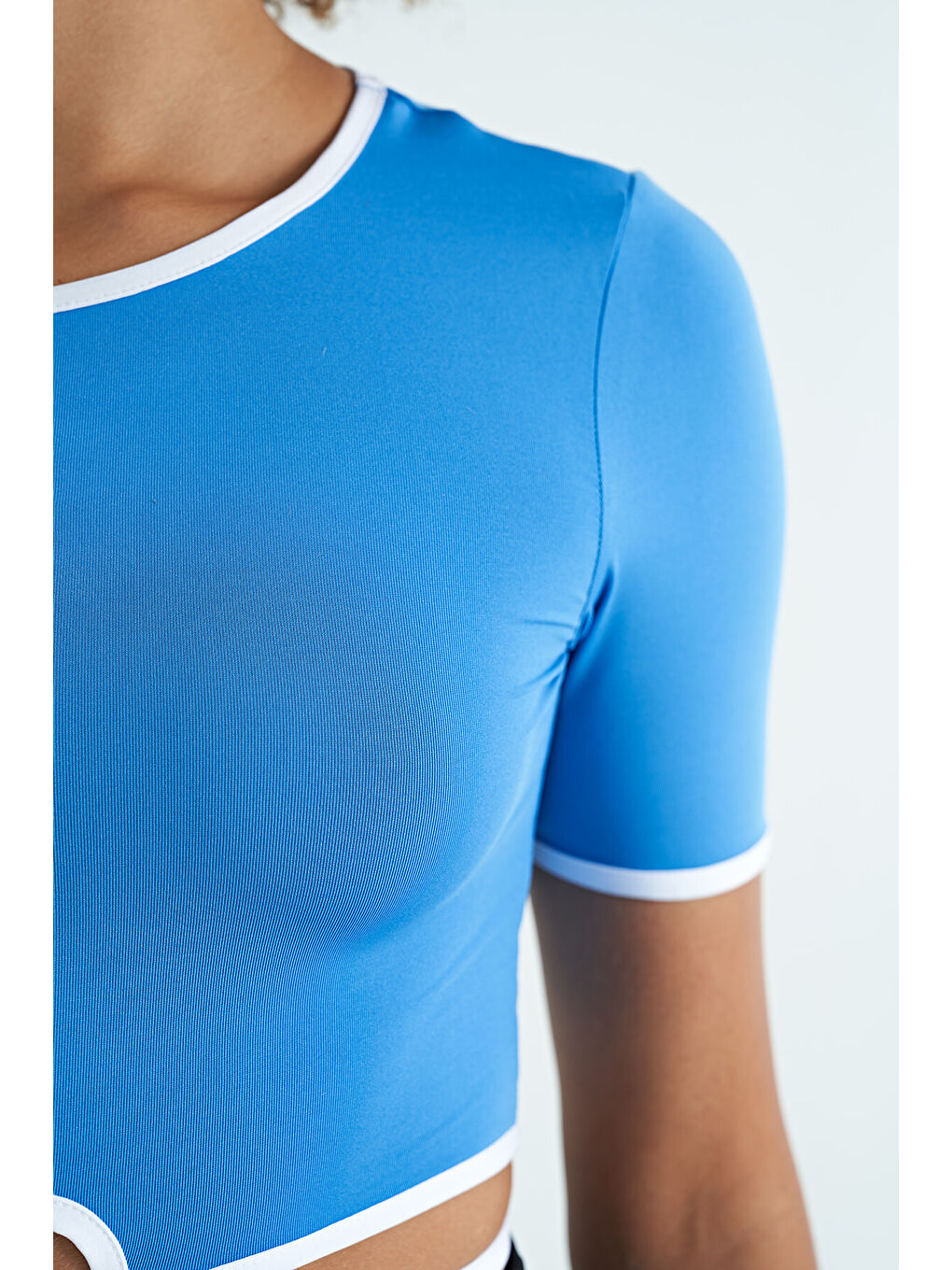 Mavi Saks Bel Bağlama Detaylı O Yaka Standart Kalıp Dalgıç Kumaş Kadın Crop Tişört - 97266-4