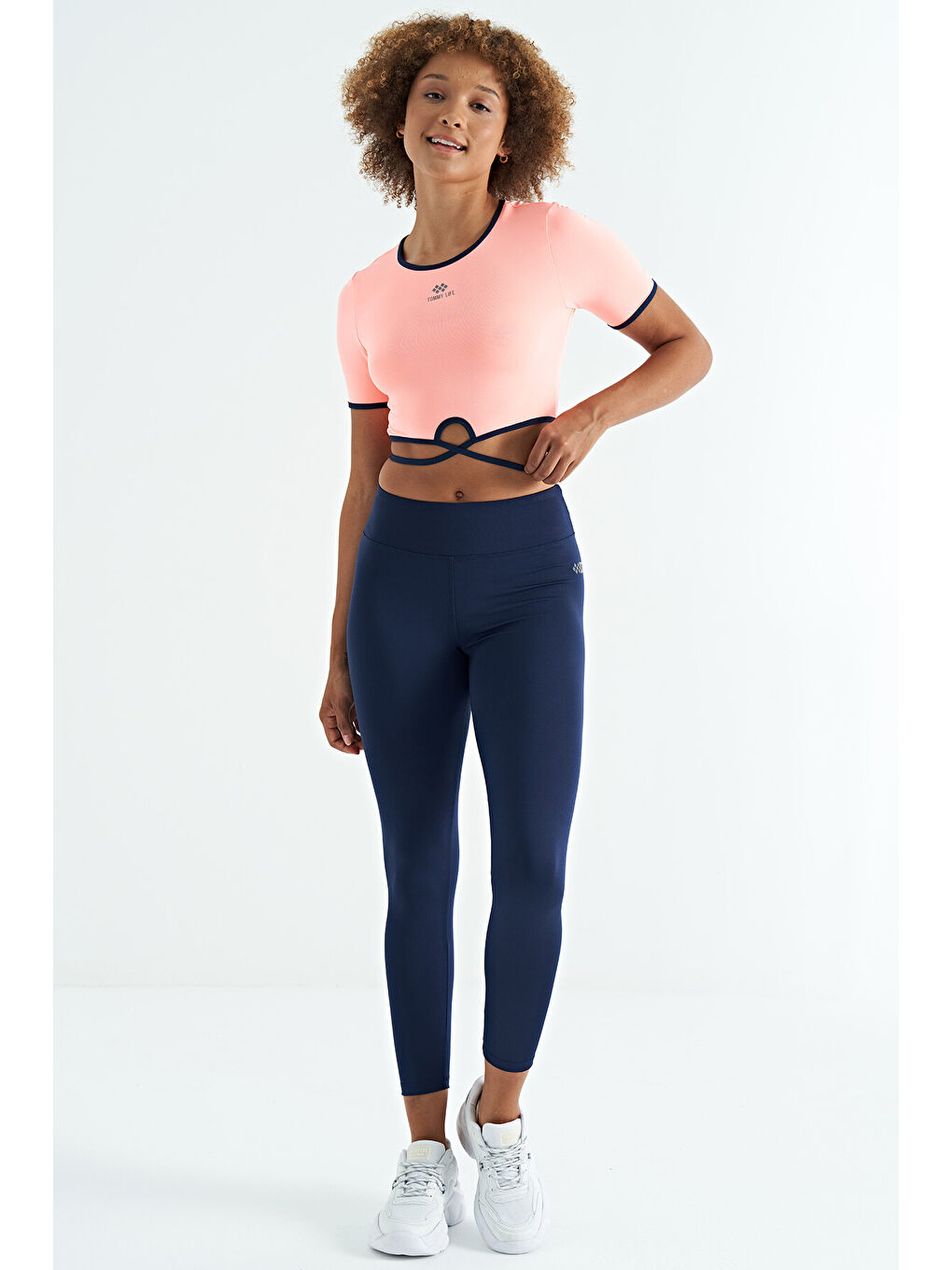 Pembe Yavruagzı Bel Bağlama Detaylı O Yaka Standart Kalıp Dalgıç Kumaş Kadın Crop Tişört - 97266-4