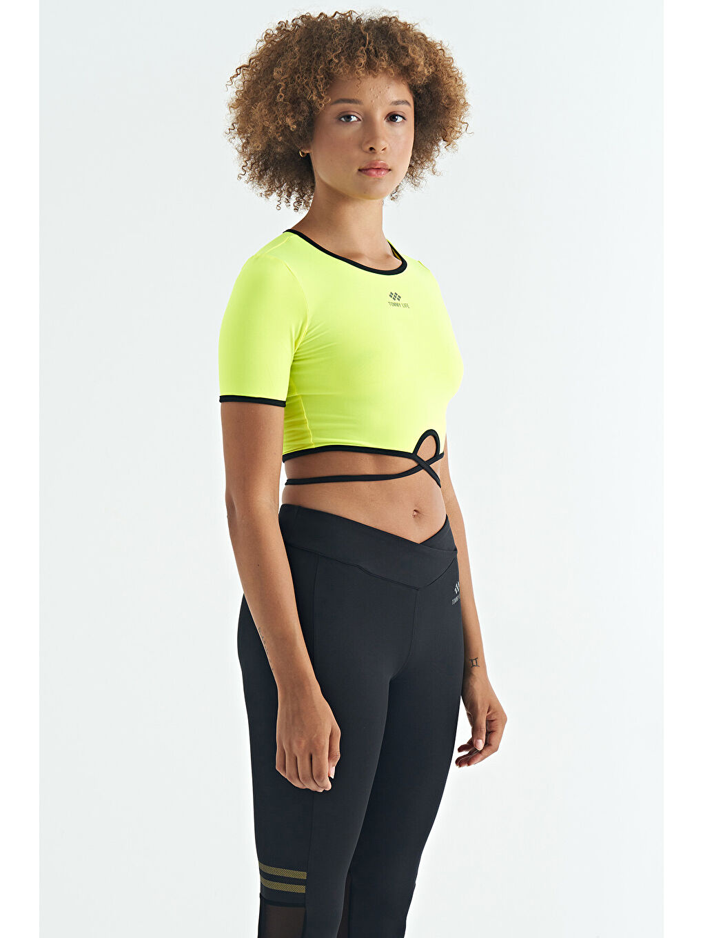 Neon Sarı Bel Bağlama Detaylı O Yaka Standart Kalıp Dalgıç Kumaş Kadın Crop Tişört - 97266-4