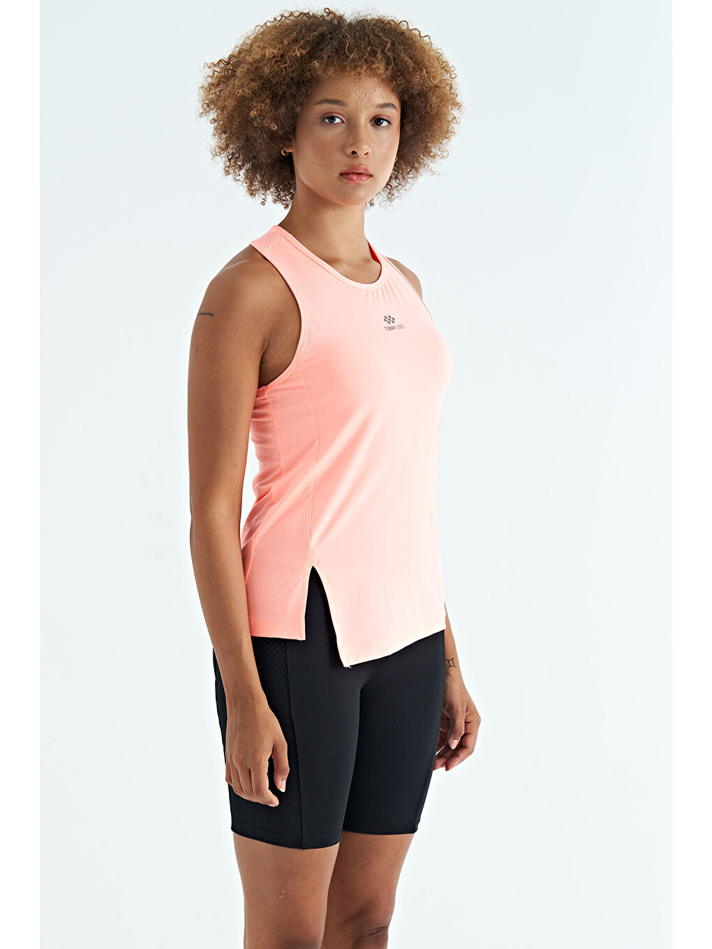 Turuncu Yavruagzı Yırtmaç Detaylı O Yaka Sıfır Kollu Standart Kalıp Kadın Spor Atlet - 97256-3