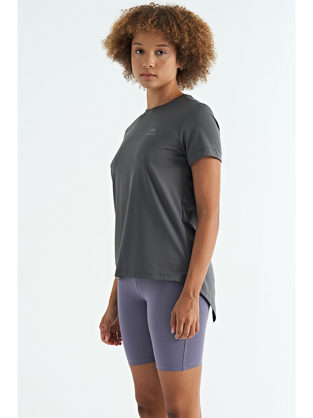 Koyu Gri Sırt Yırtmaç Detaylı O Yaka Kısa Kollu Standart Kalıp Kadın Tişört - 97267-3