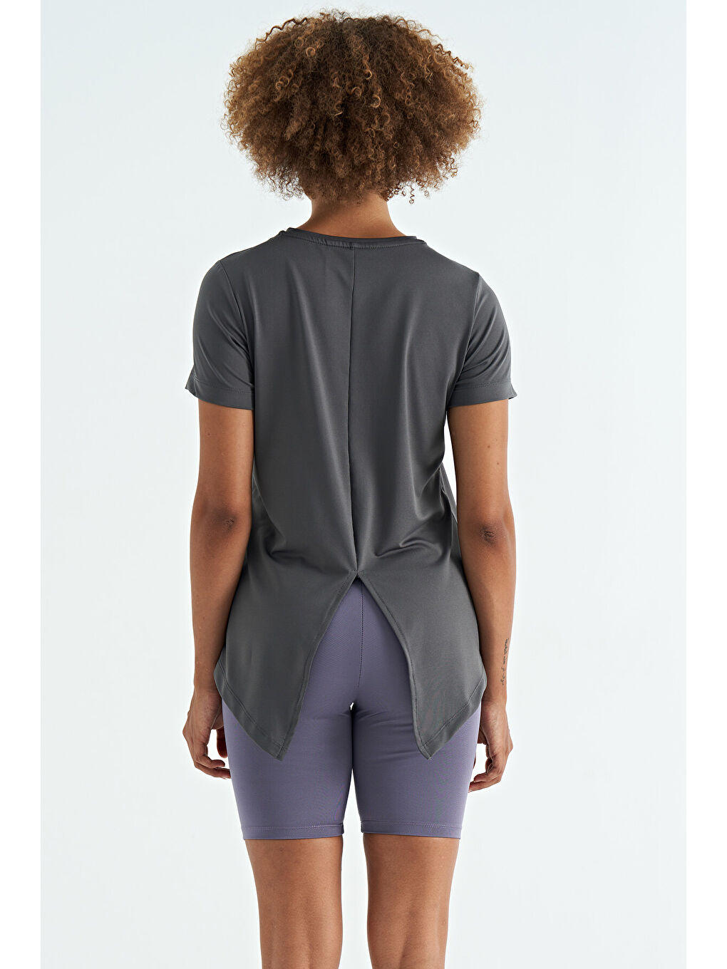 Koyu Gri Sırt Yırtmaç Detaylı O Yaka Kısa Kollu Standart Kalıp Kadın Tişört - 97267-4