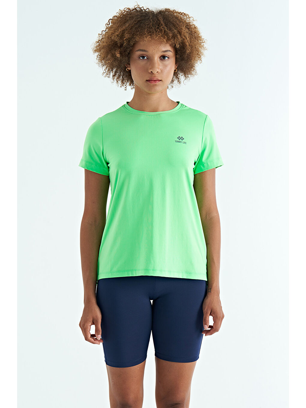 Neon Yeşil Sırt Yırtmaç Detaylı O Yaka Kısa Kollu Standart Kalıp Kadın Tişört - 97267-1