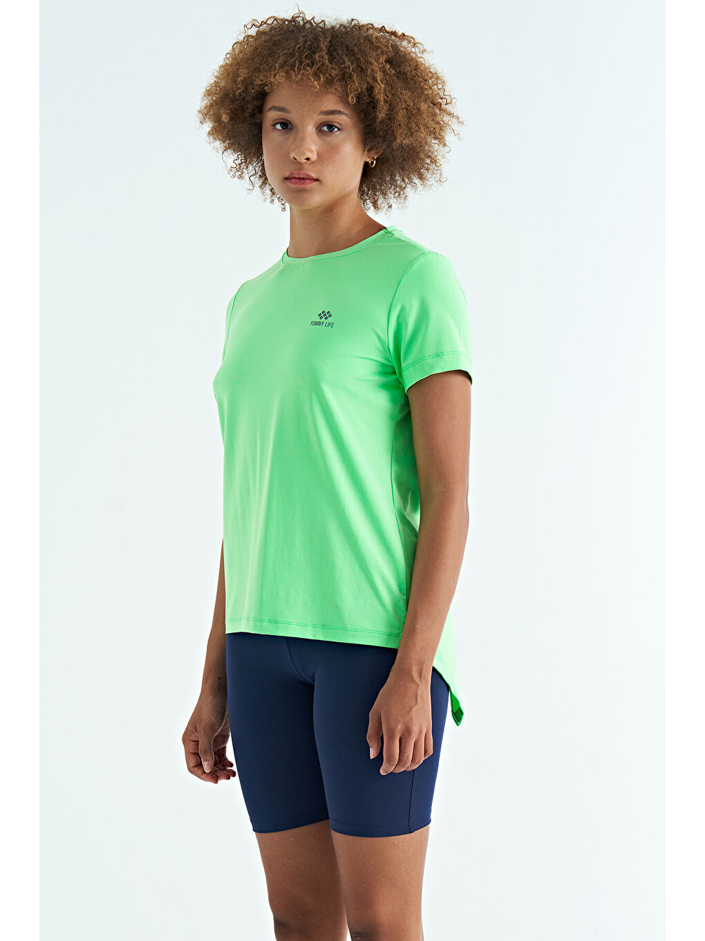 Neon Yeşil Sırt Yırtmaç Detaylı O Yaka Kısa Kollu Standart Kalıp Kadın Tişört - 97267-3