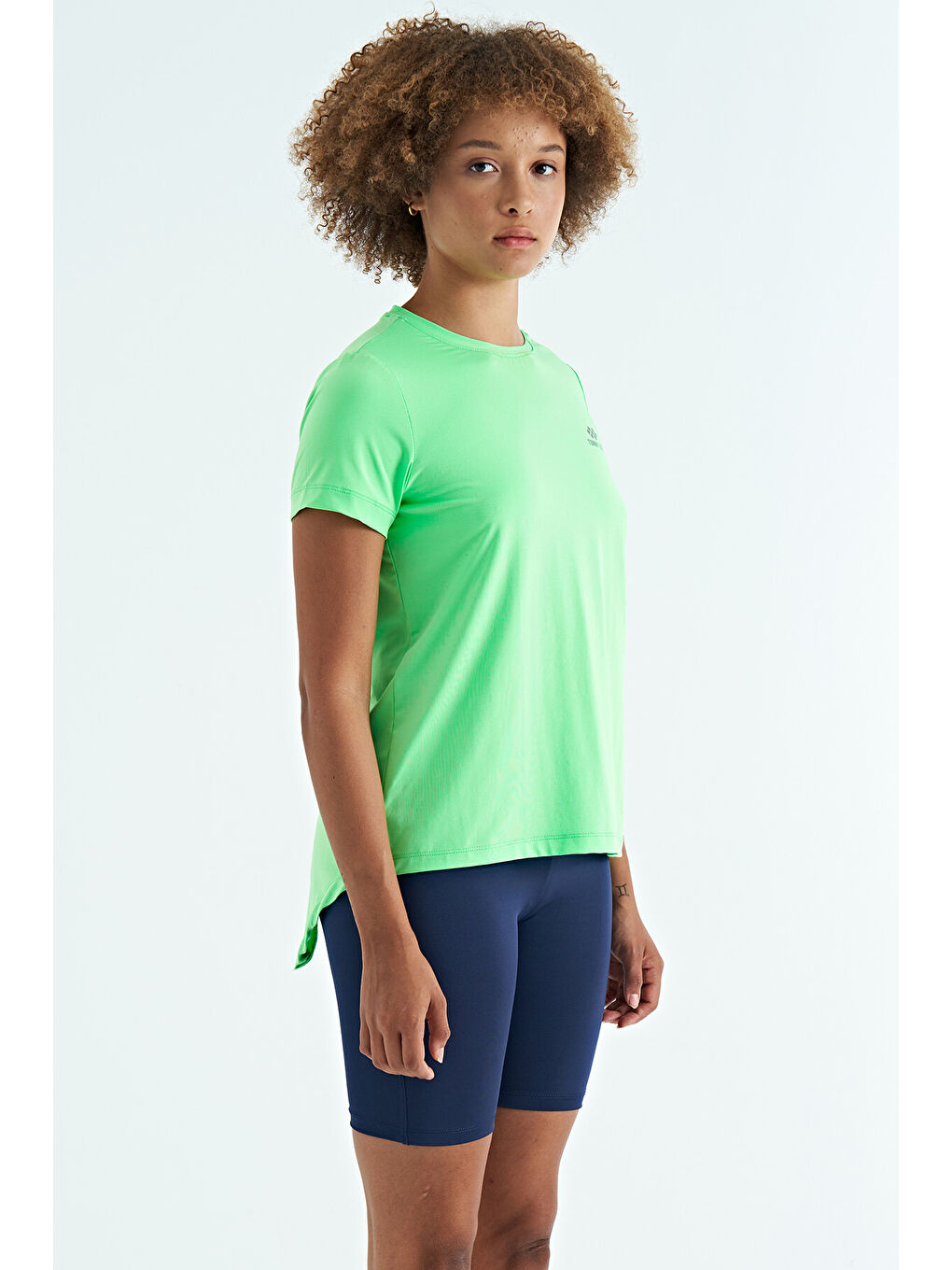 Neon Yeşil Sırt Yırtmaç Detaylı O Yaka Kısa Kollu Standart Kalıp Kadın Tişört - 97267-4