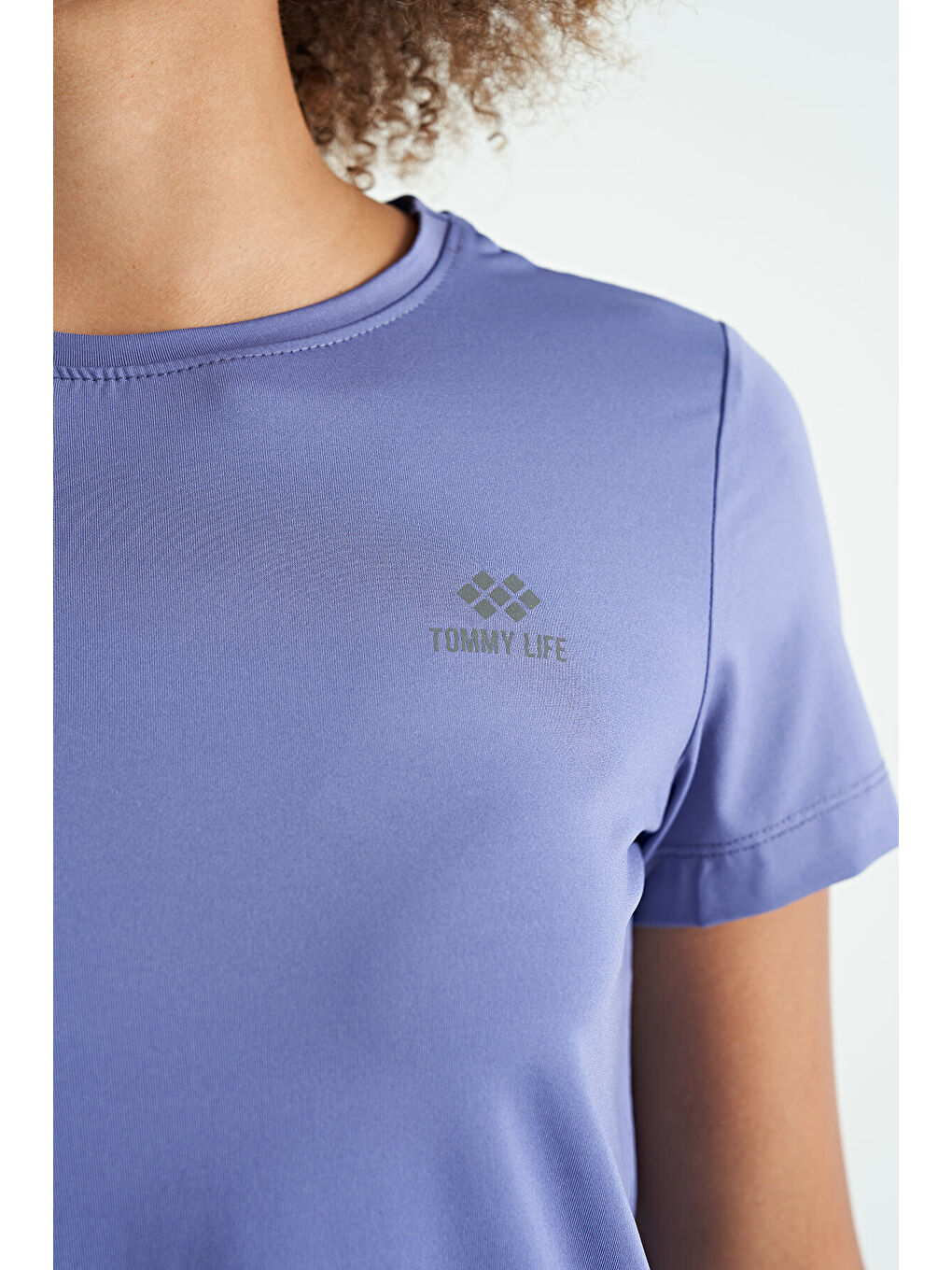 Mor Eflatun Sırt Yırtmaç Detaylı O Yaka Kısa Kollu Standart Kalıp Kadın Tişört - 97267-4