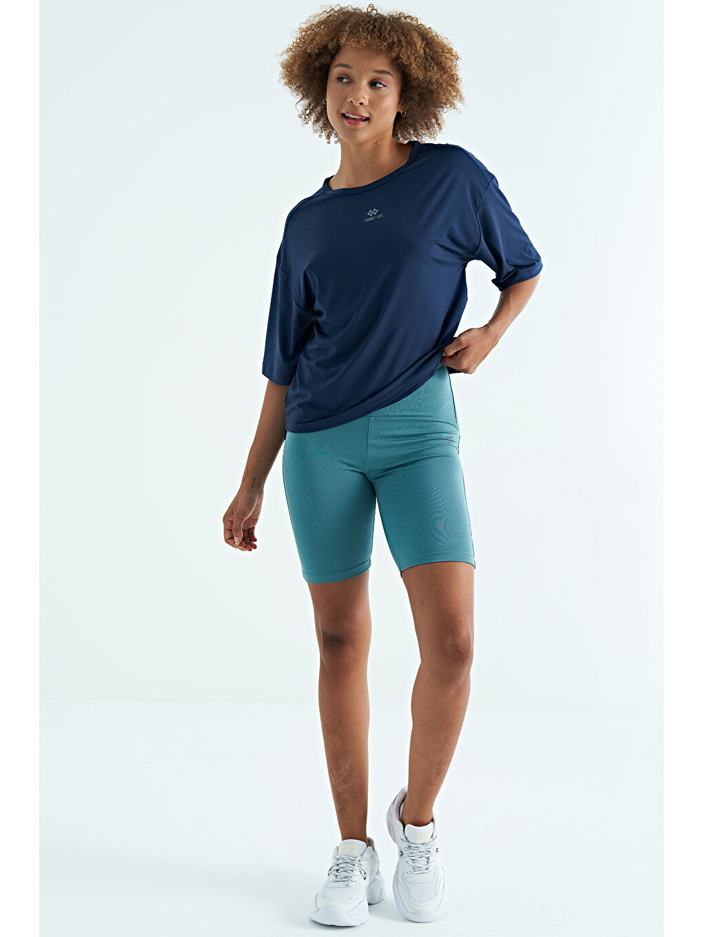 İndigo O Yaka Baskı Detaylı Oversize Kısa Kol Kadın Tişört - 97263-4