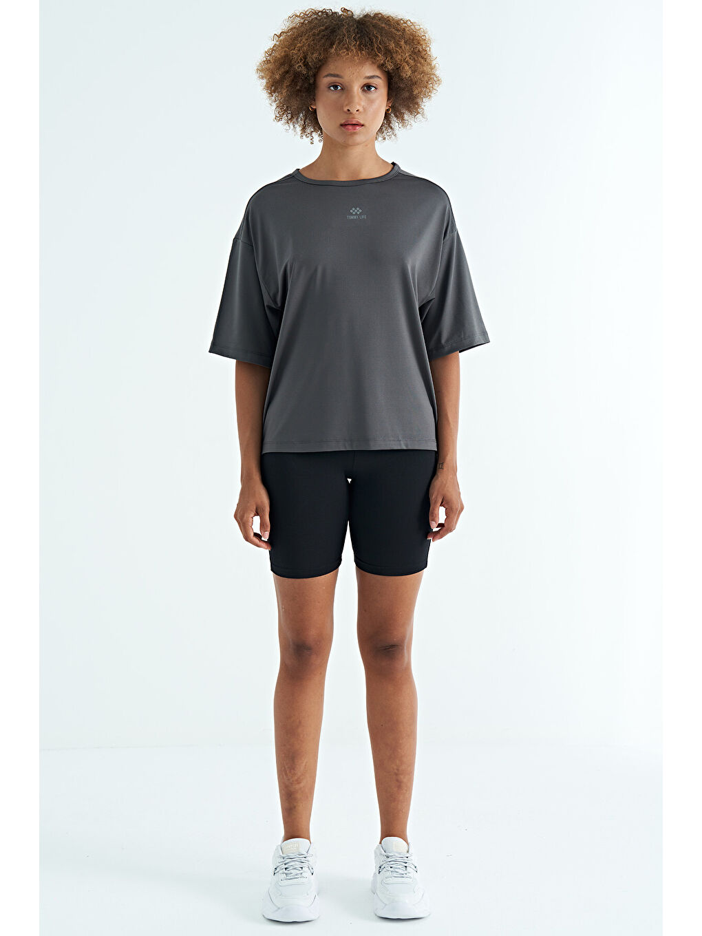 Koyu Gri O Yaka Baskı Detaylı Oversize Kısa Kol Kadın Tişört - 97263-2