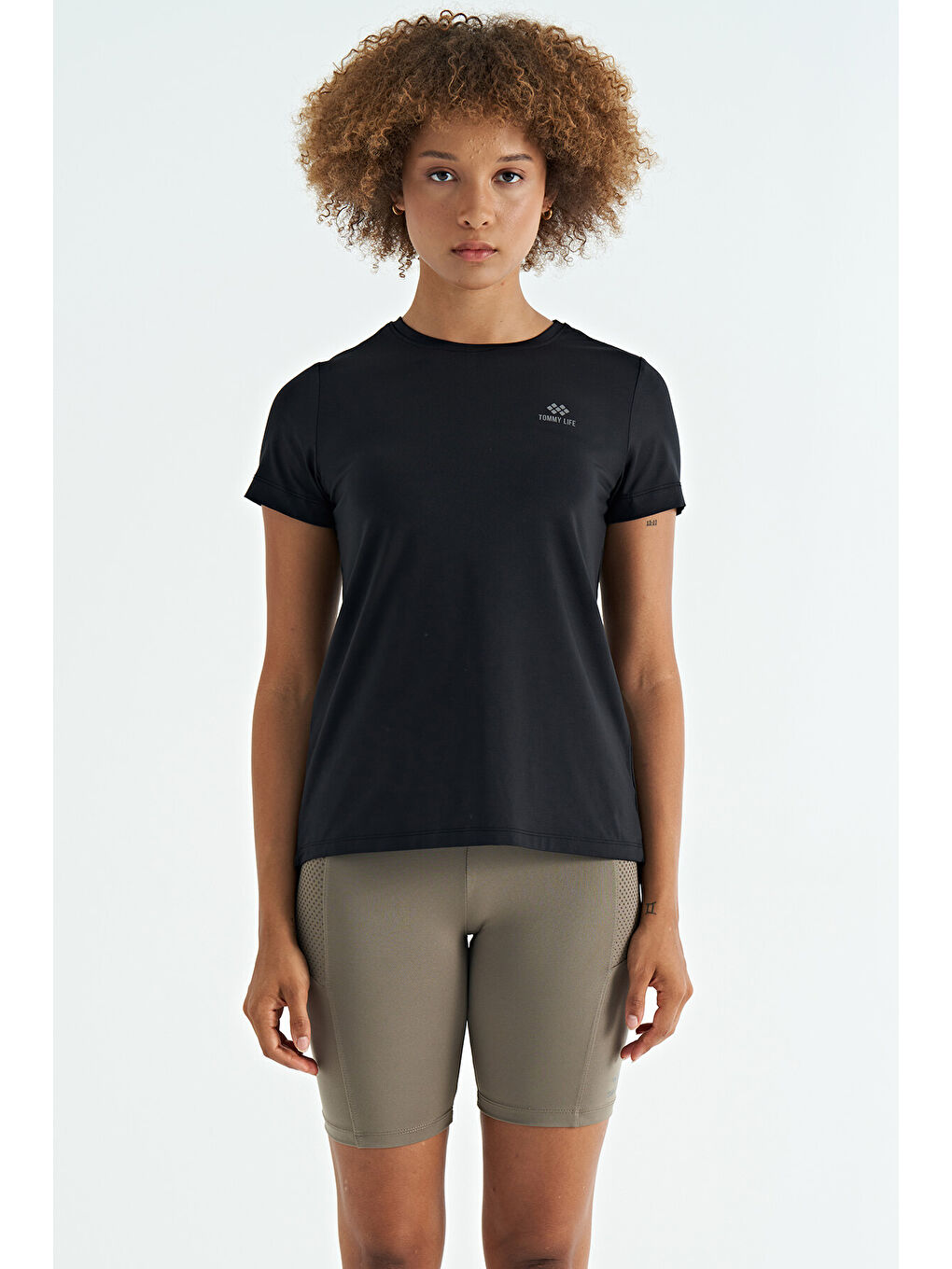 Siyah Sırt Yırtmaç Detaylı O Yaka Kısa Kollu Standart Kalıp Kadın Tişört - 97267-1