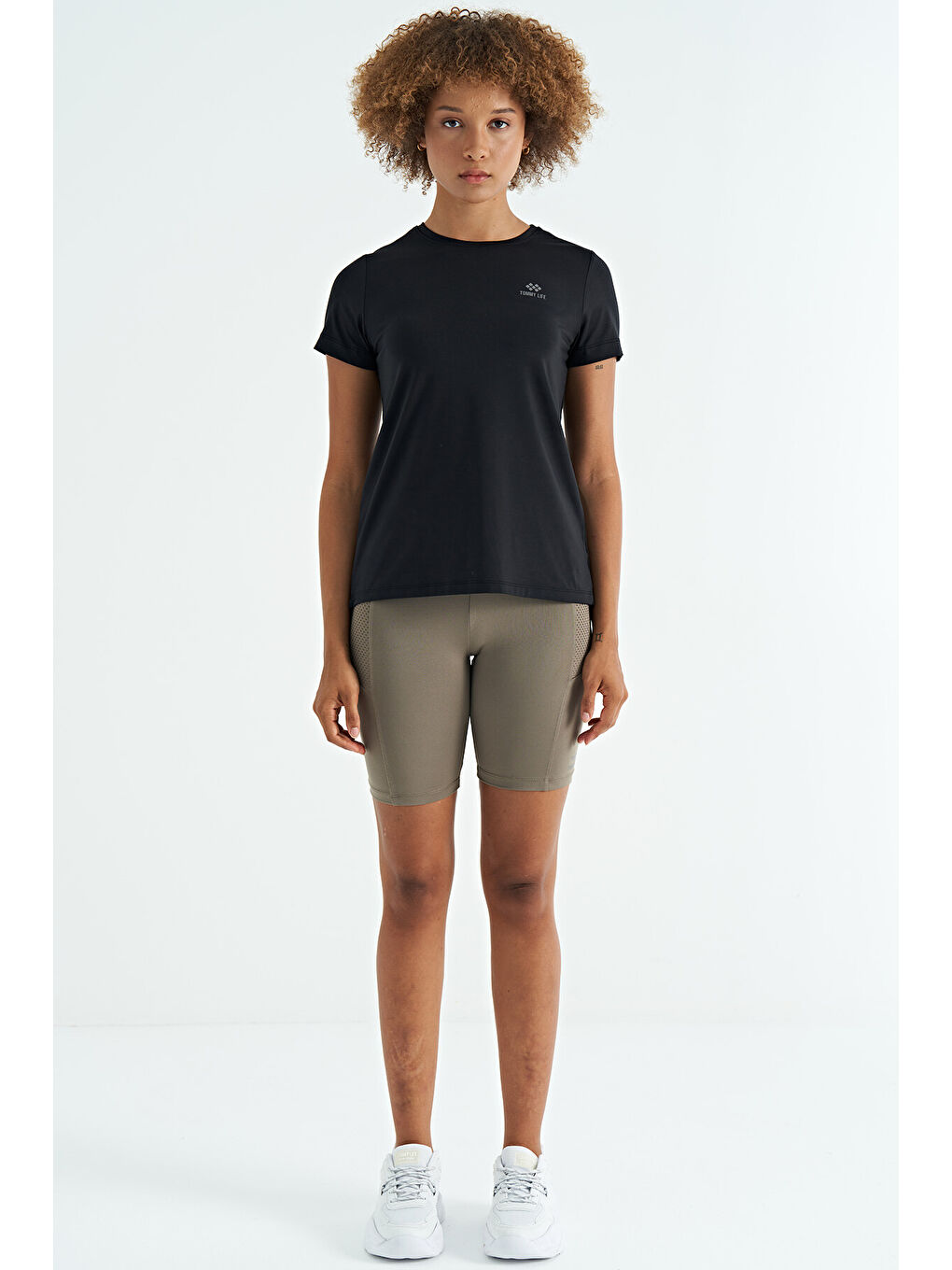 Siyah Sırt Yırtmaç Detaylı O Yaka Kısa Kollu Standart Kalıp Kadın Tişört - 97267-2