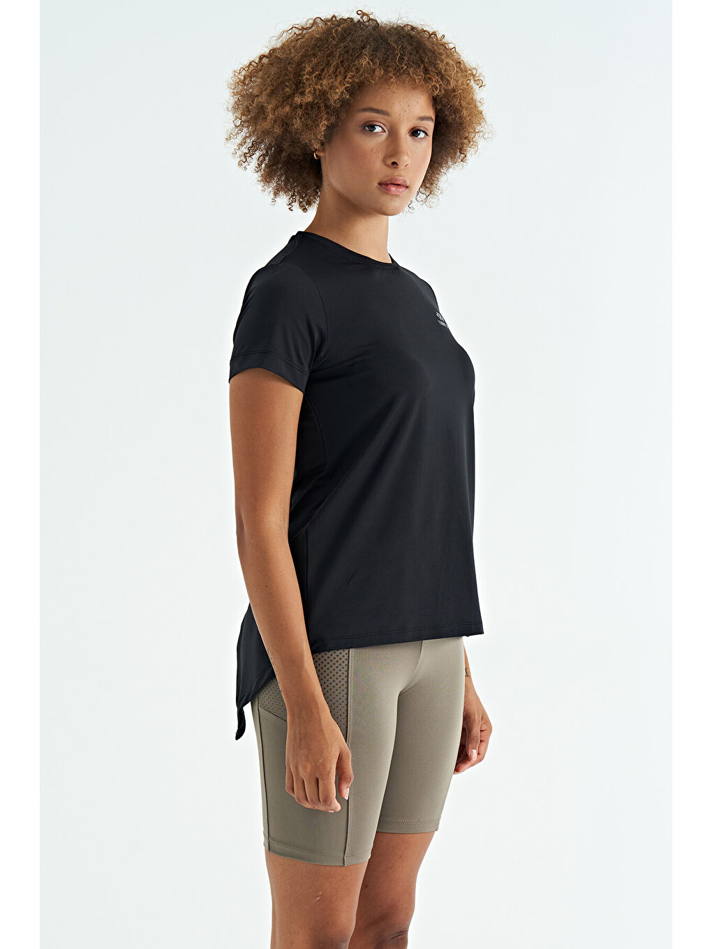 Siyah Sırt Yırtmaç Detaylı O Yaka Kısa Kollu Standart Kalıp Kadın Tişört - 97267-3