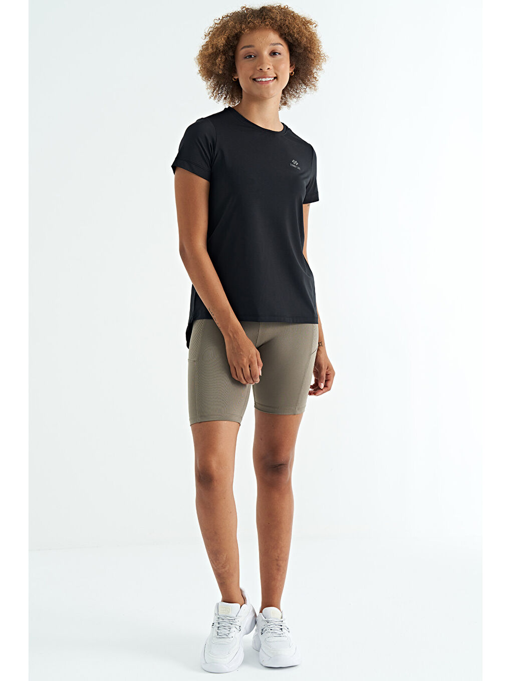 Siyah Sırt Yırtmaç Detaylı O Yaka Kısa Kollu Standart Kalıp Kadın Tişört - 97267-4