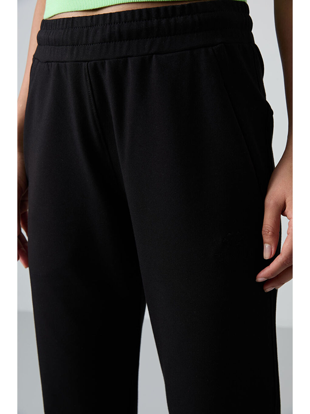 Siyah Gizli Fermuar Cepli Rahat Form Klasik Paça Kadın Eşofman Alt - 94148-2