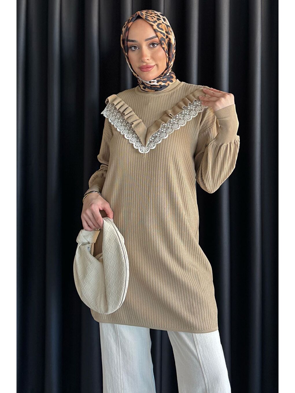 Bej Dantel Detaylı Fırfırlı Tesettür Triko Tunik-1