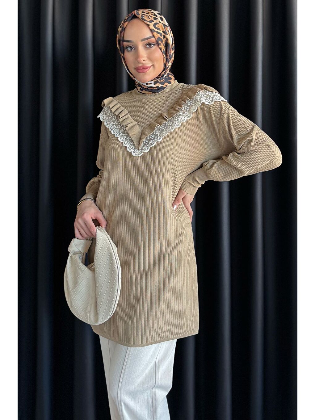 Bej Dantel Detaylı Fırfırlı Tesettür Triko Tunik-2