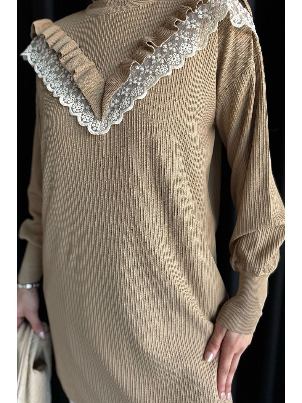 Bej Dantel Detaylı Fırfırlı Tesettür Triko Tunik-4