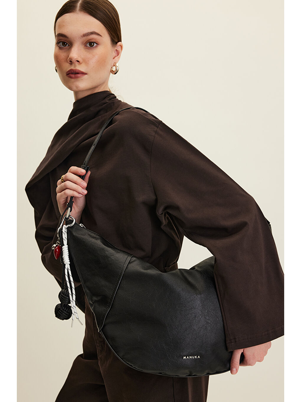 Yumuşak Deri Oval Çapraz Çanta Siyah