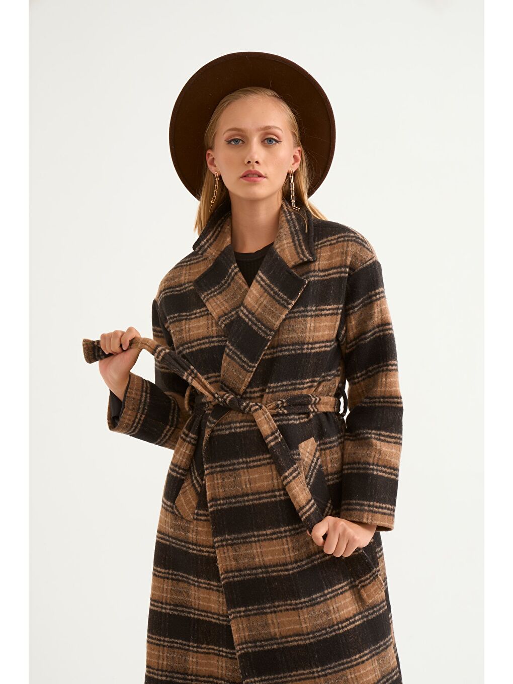 Ekose Desenli Kuşaklı Kaban - Siyah-Camel-1