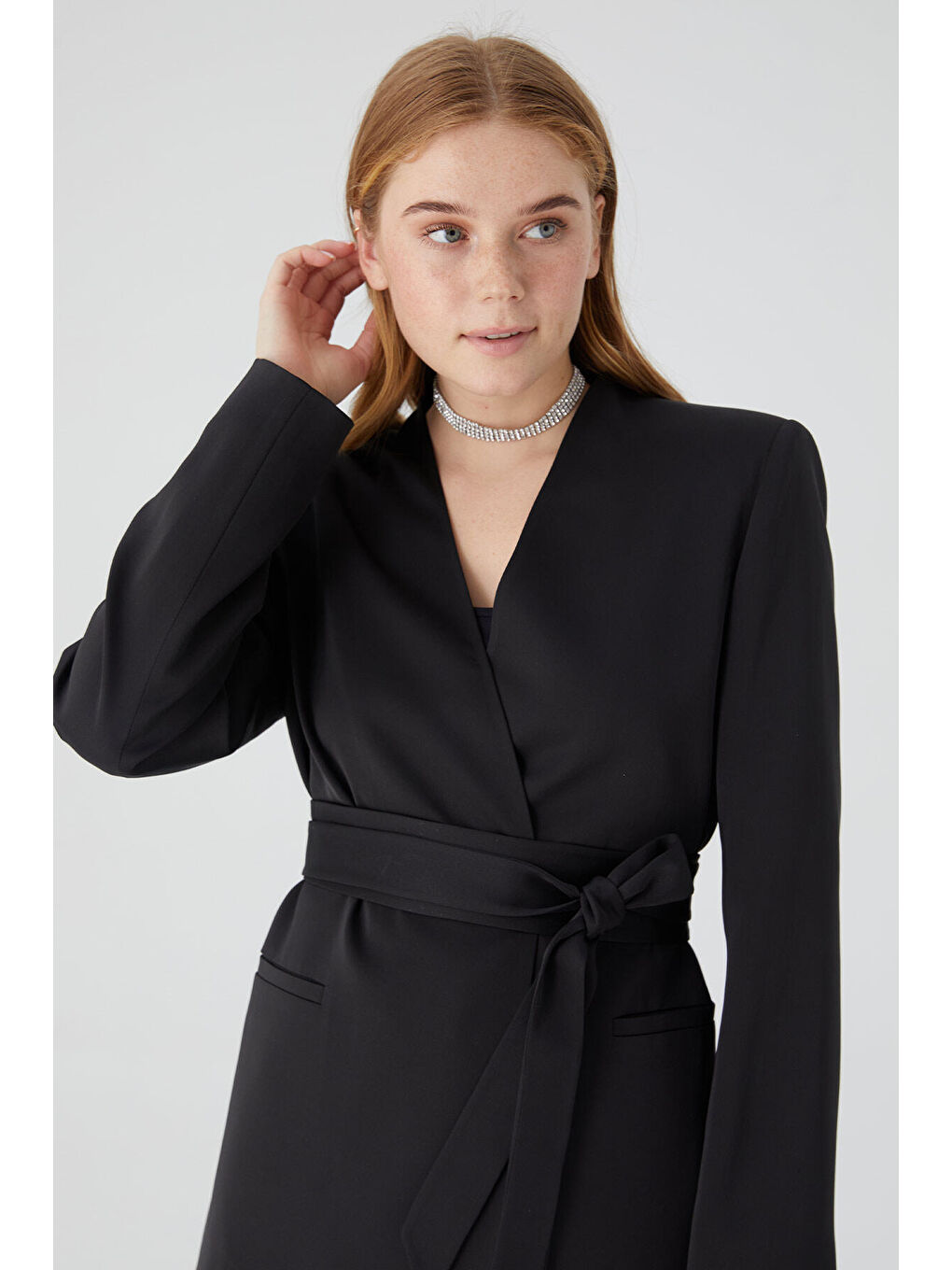 Kemerli Yakasız Saten Blazer Ceket Siyah