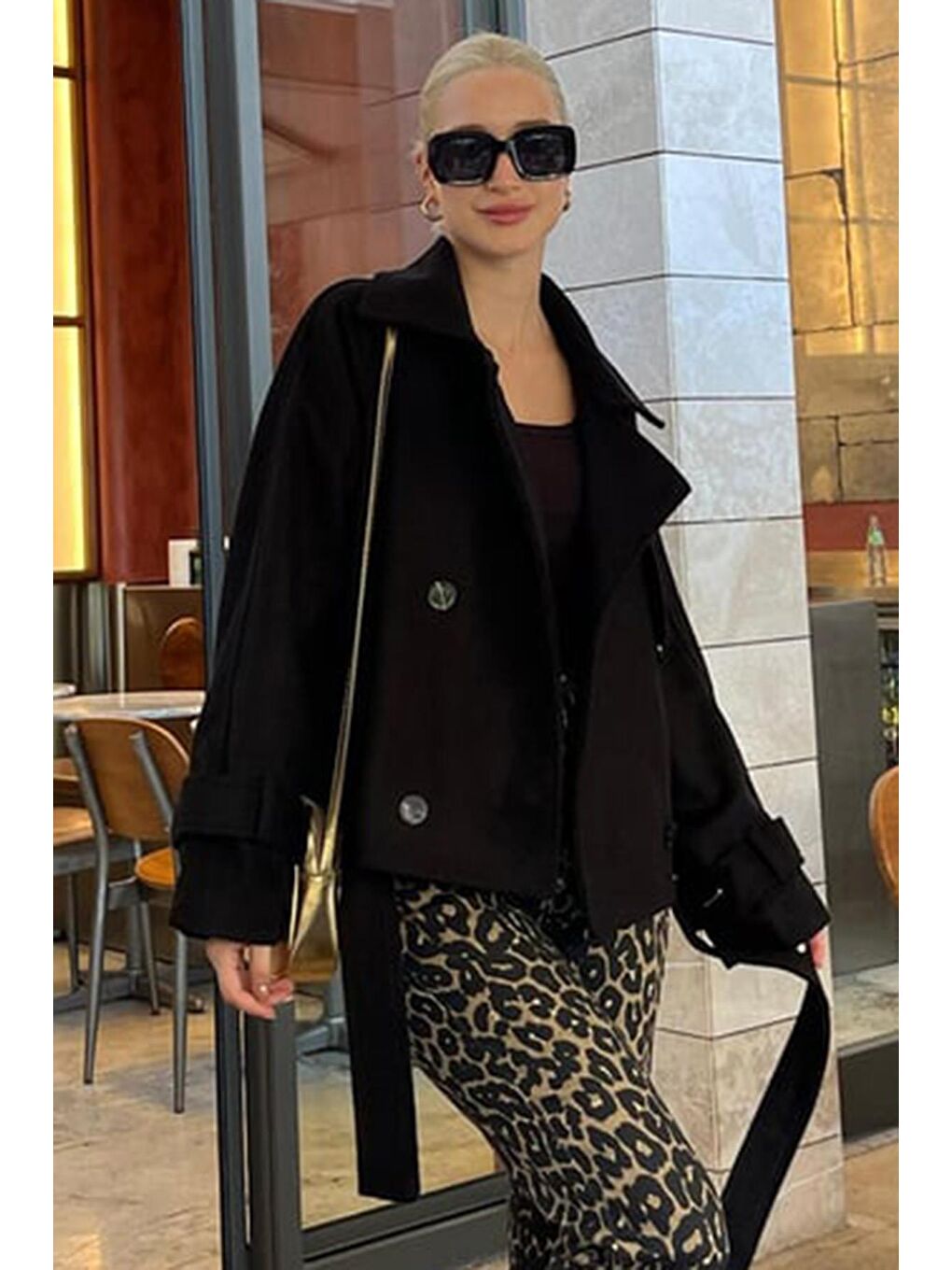 Siyah Düğmeli Kruvaze Yaka Kısa Kemerli Ceket Mg2174