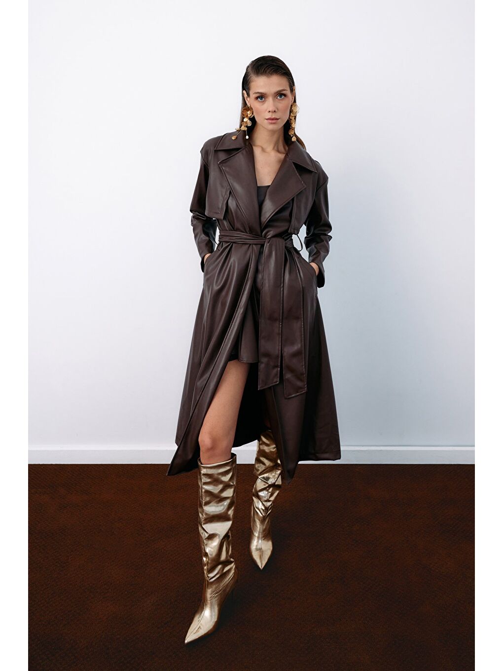 Kahverengi Kuşaklı Uzun Deri Trenç - Koyu Kahve