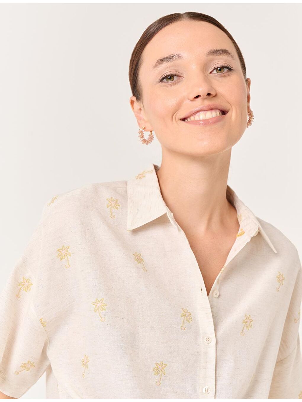 Bej Taş Önden Bağlamalı Palmiye Detaylı Gömlek-1