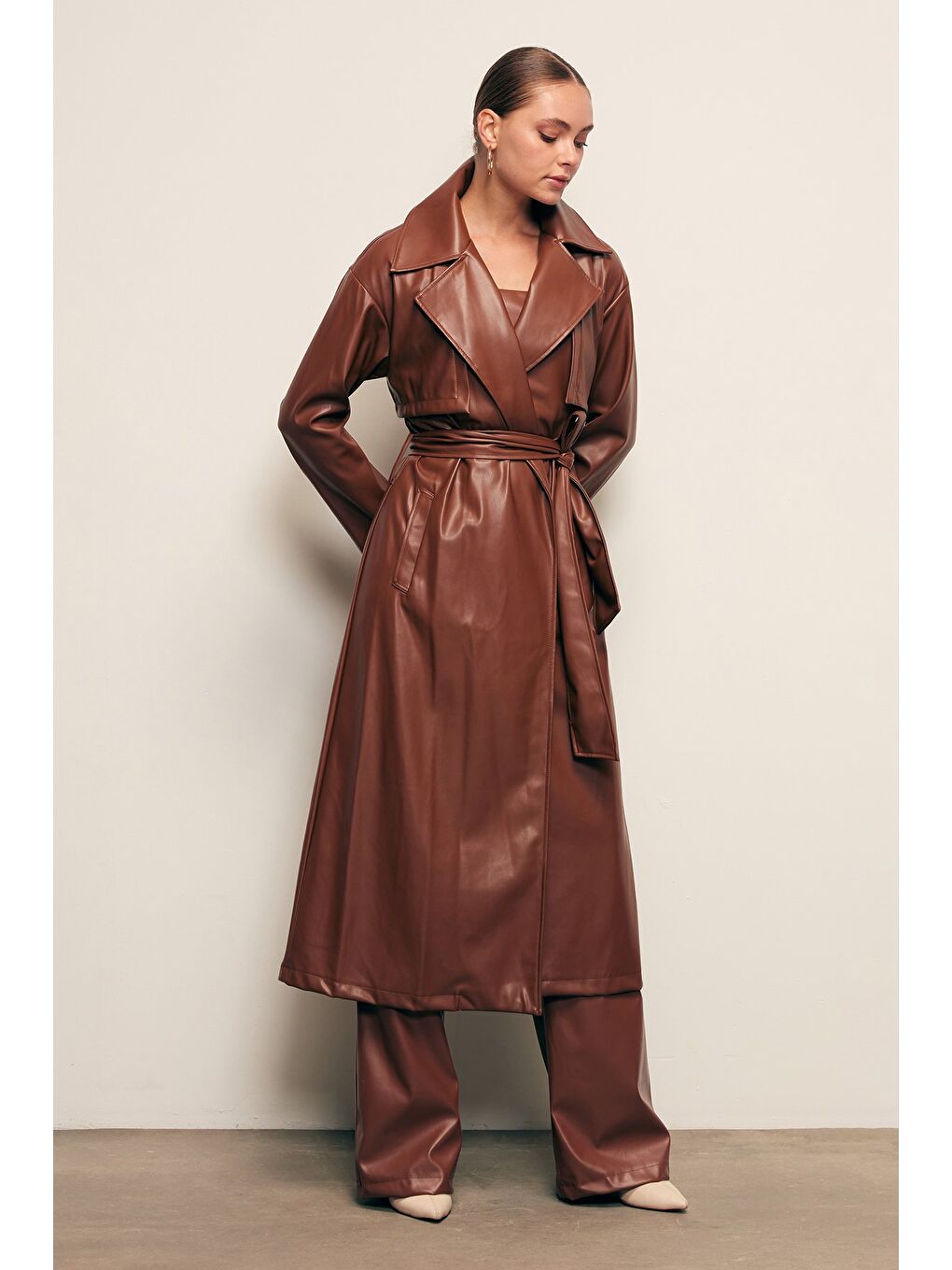 Kahverengi Kuşaklı Uzun Deri Trenç - Kahve