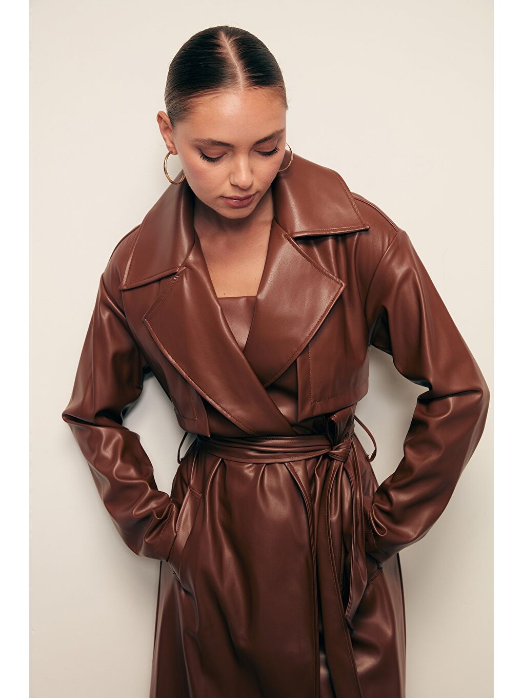 Kahverengi Kuşaklı Uzun Deri Trenç - Kahve-5