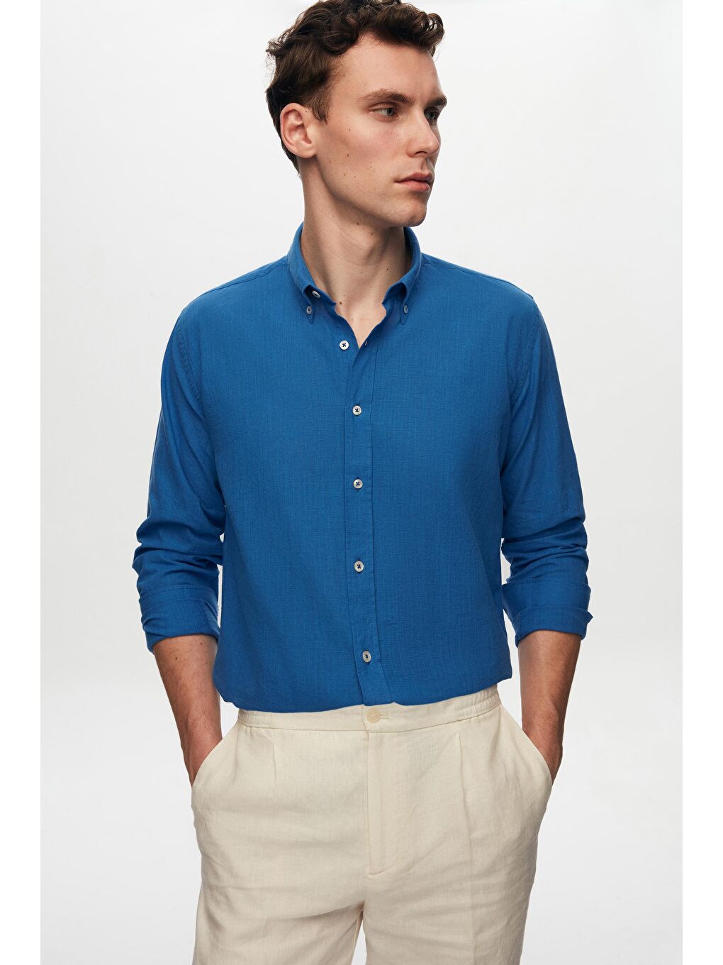 Slim Fit Saks Mavi Düğmeli Yaka %100 Pamuk Yazlık Flamlı Keten Görünümlü Gömlek-1