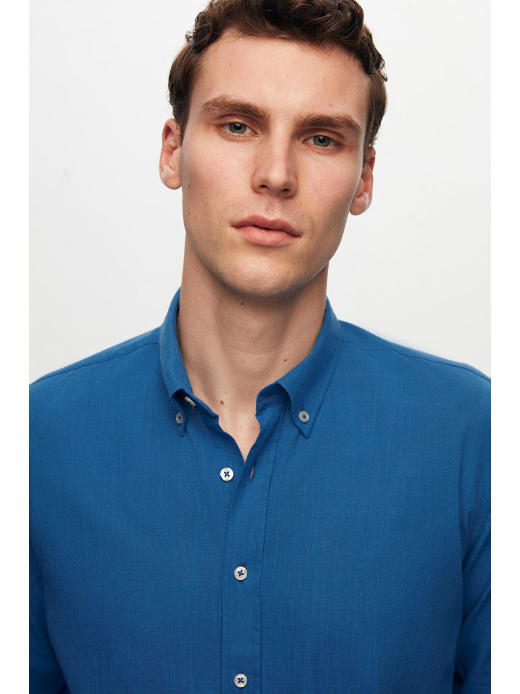 Slim Fit Saks Mavi Düğmeli Yaka %100 Pamuk Yazlık Flamlı Keten Görünümlü Gömlek-2
