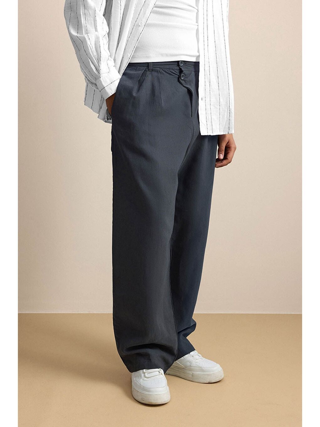 Gri Erkek Baggy Fit Asimetrik Pileli Lyocell Pantolon Füme-4