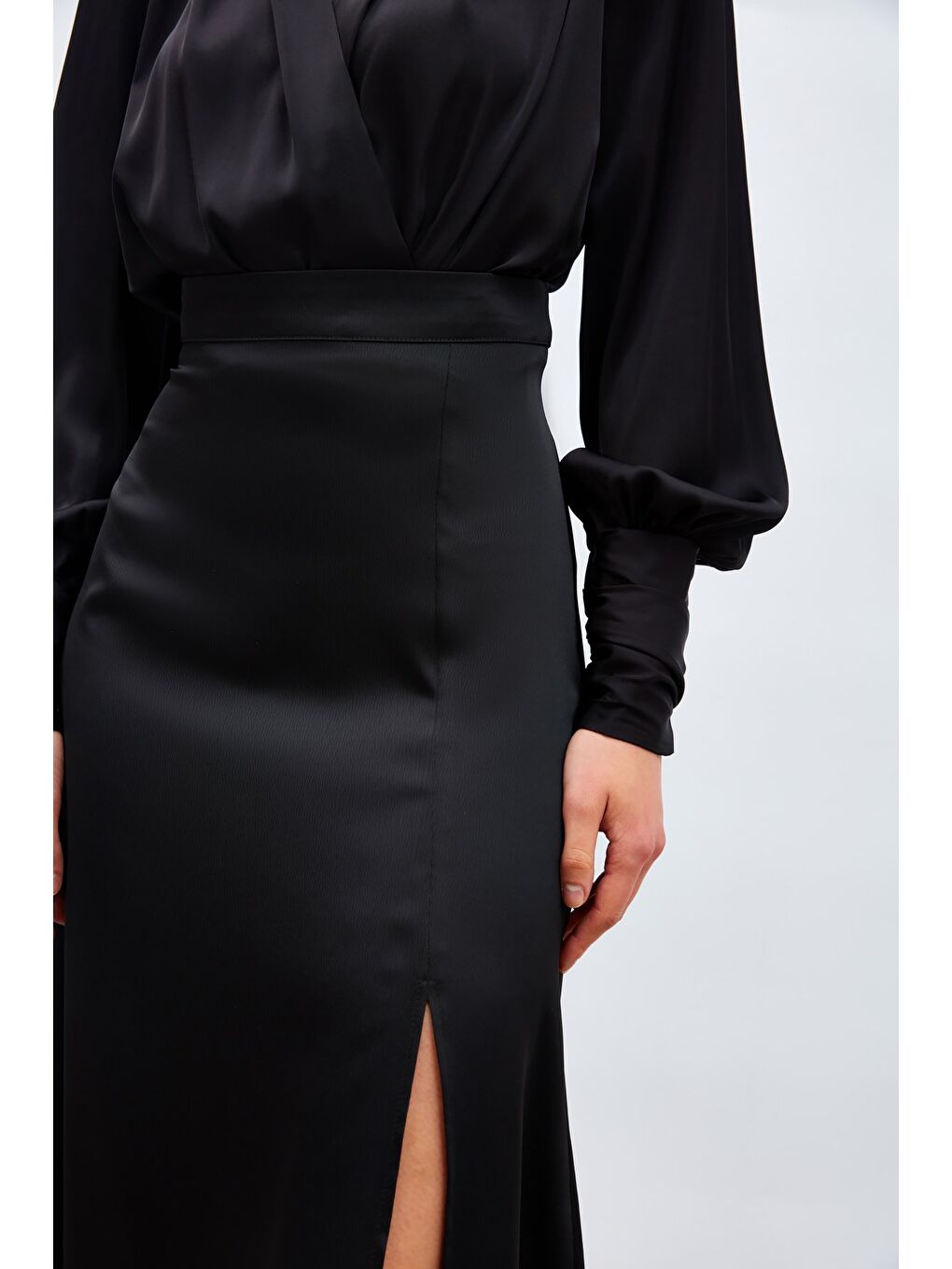 Yırtmaçlı Saten Etek - Siyah-4